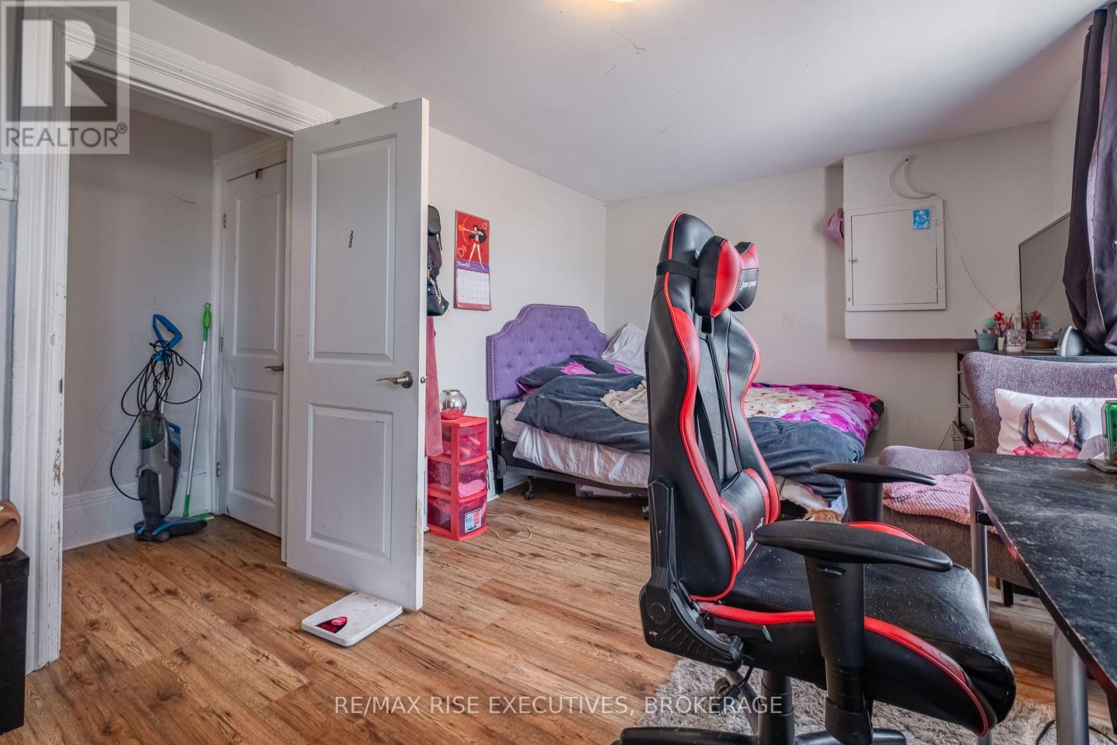 695 VICTORIA STREET - 23