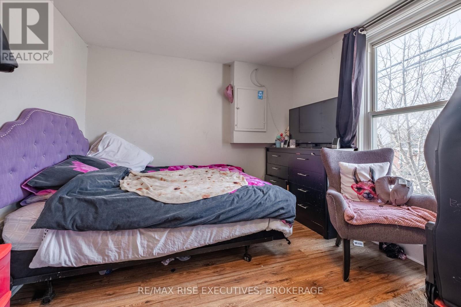 695 VICTORIA STREET - 24