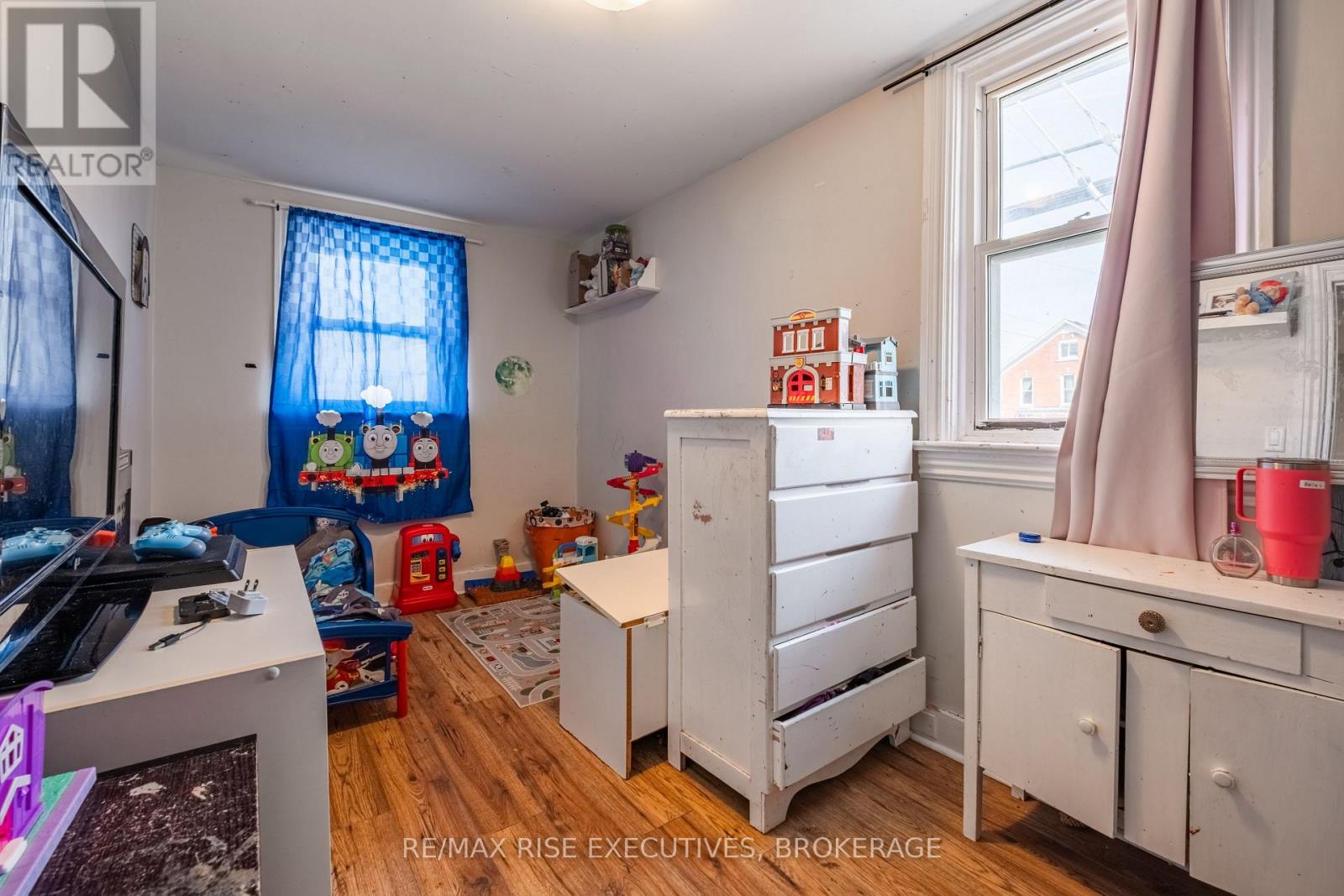 695 VICTORIA STREET - 25