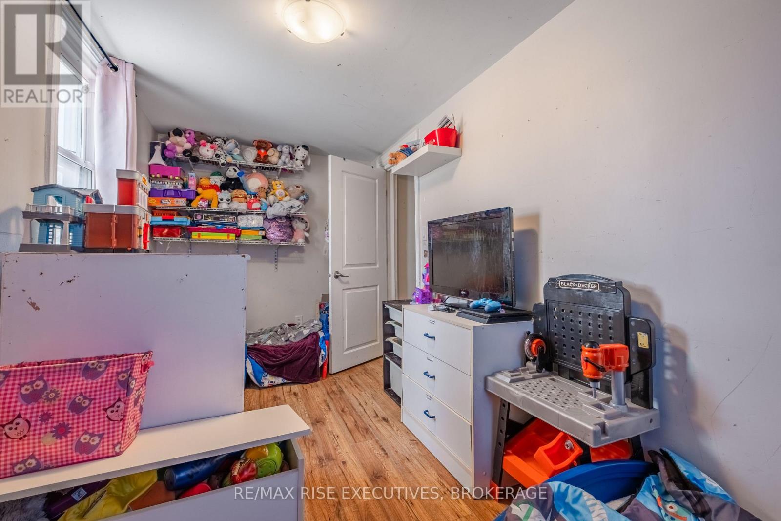 695 VICTORIA STREET - 26