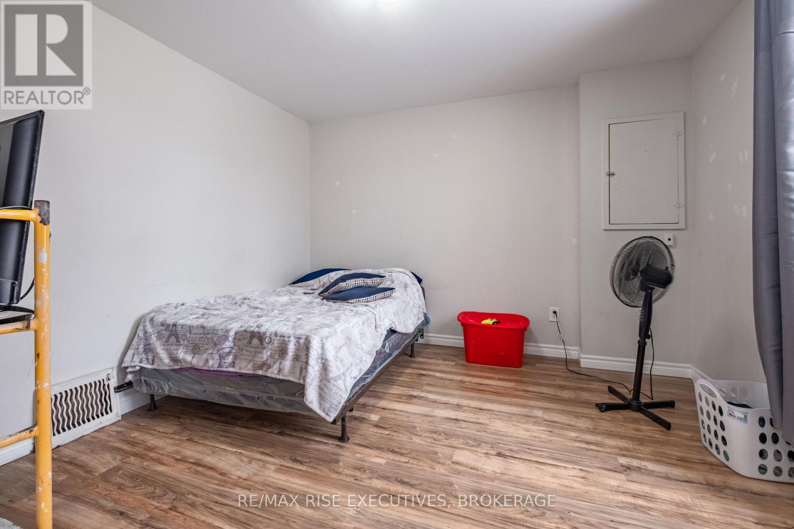 695 VICTORIA STREET - 7