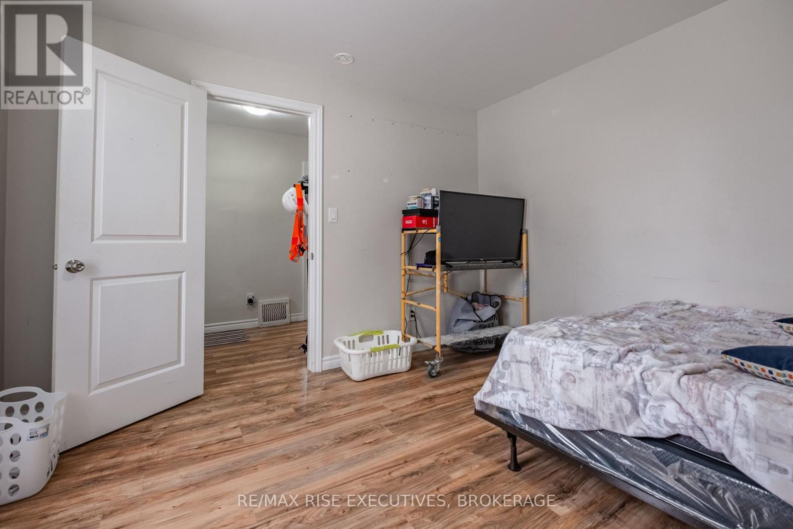 695 VICTORIA STREET - 8