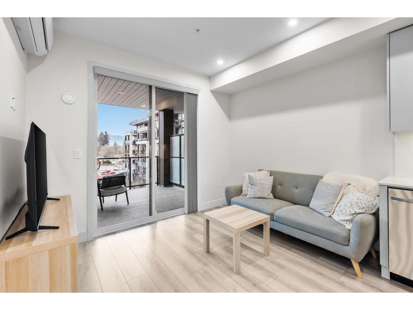 401 45511 CAMPUS DRIVE, Garrison Crossing, Chilliwack