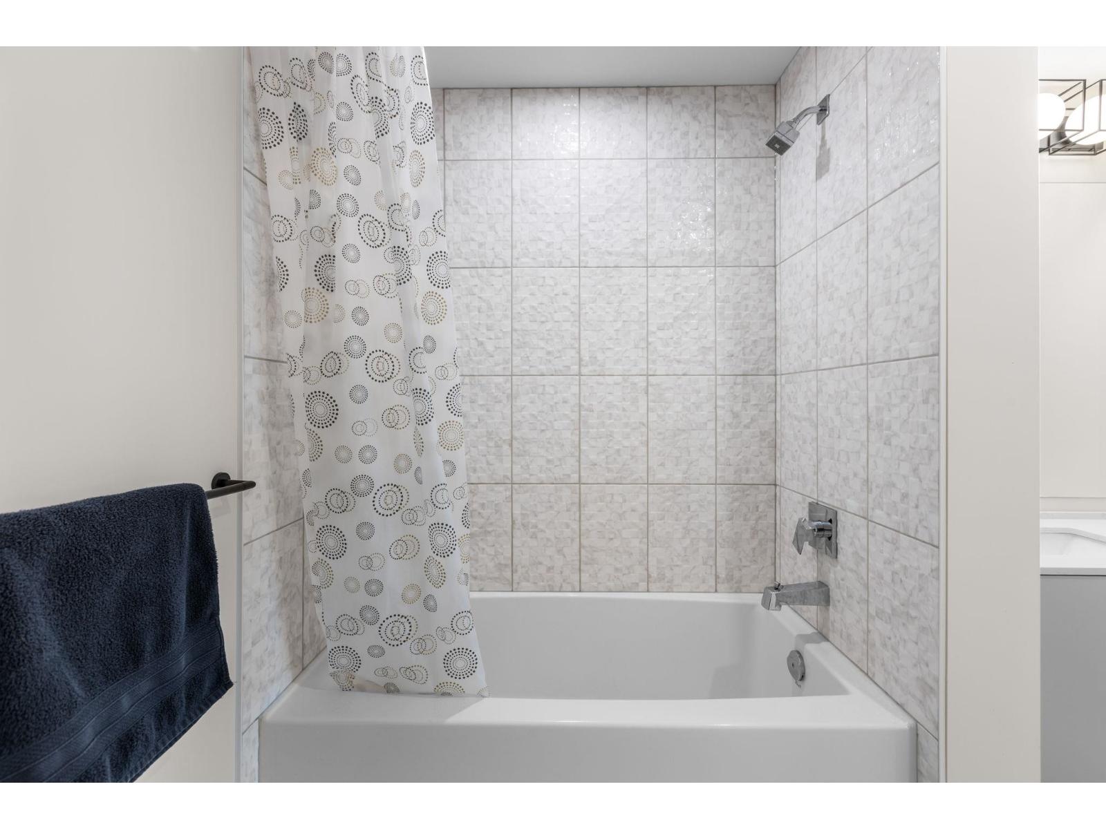 401 45511 CAMPUS DRIVE, Garrison Crossing, Chilliwack