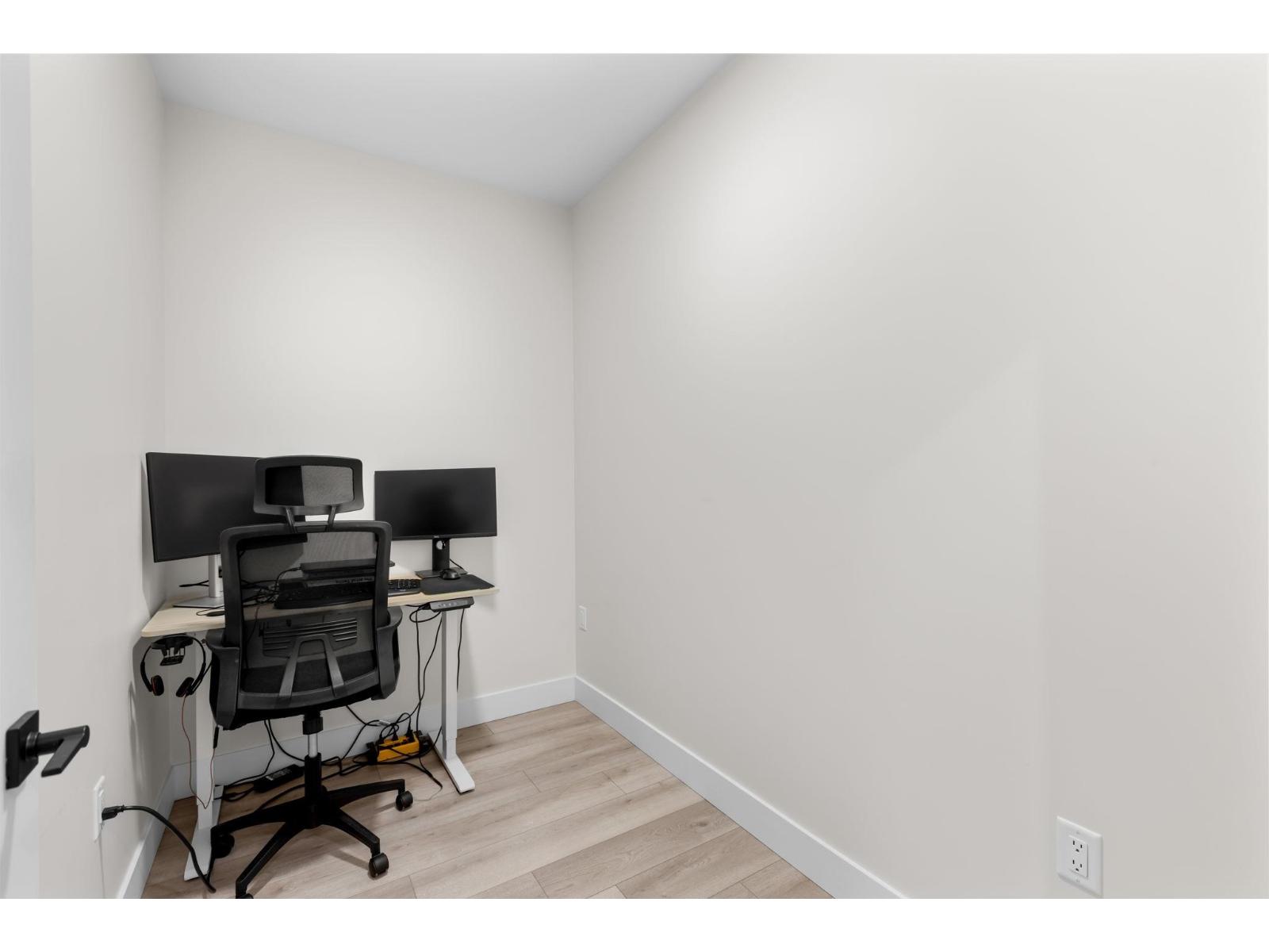 401 45511 CAMPUS DRIVE, Garrison Crossing, Chilliwack