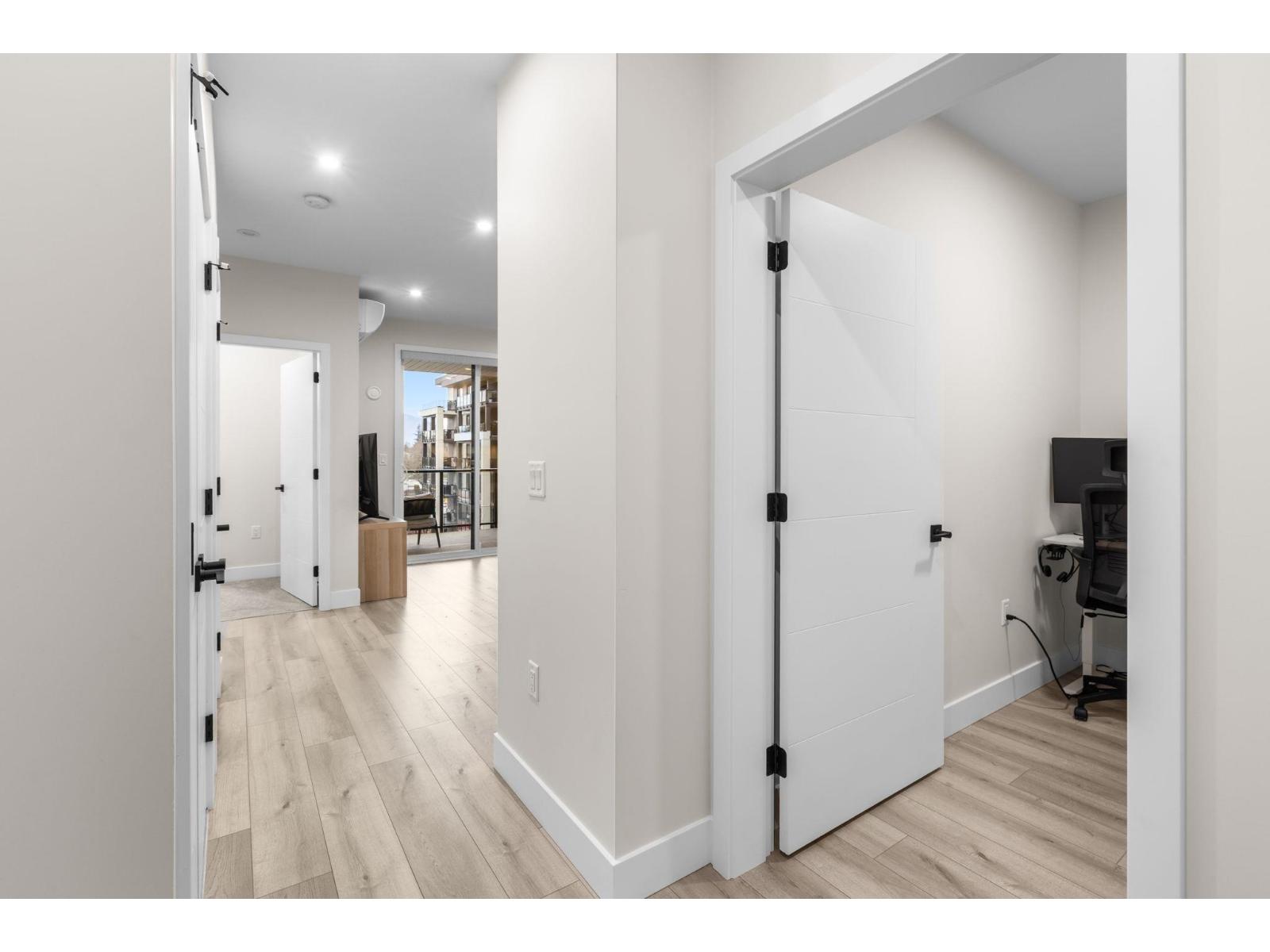 401 45511 CAMPUS DRIVE, Garrison Crossing, Chilliwack