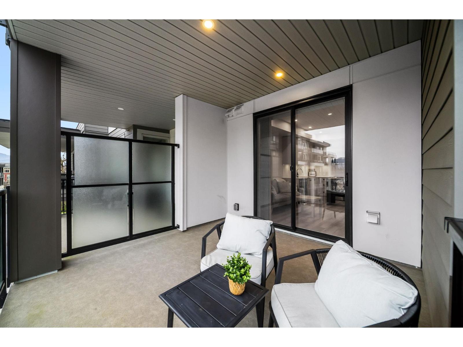 401 45511 CAMPUS DRIVE, Garrison Crossing, Chilliwack