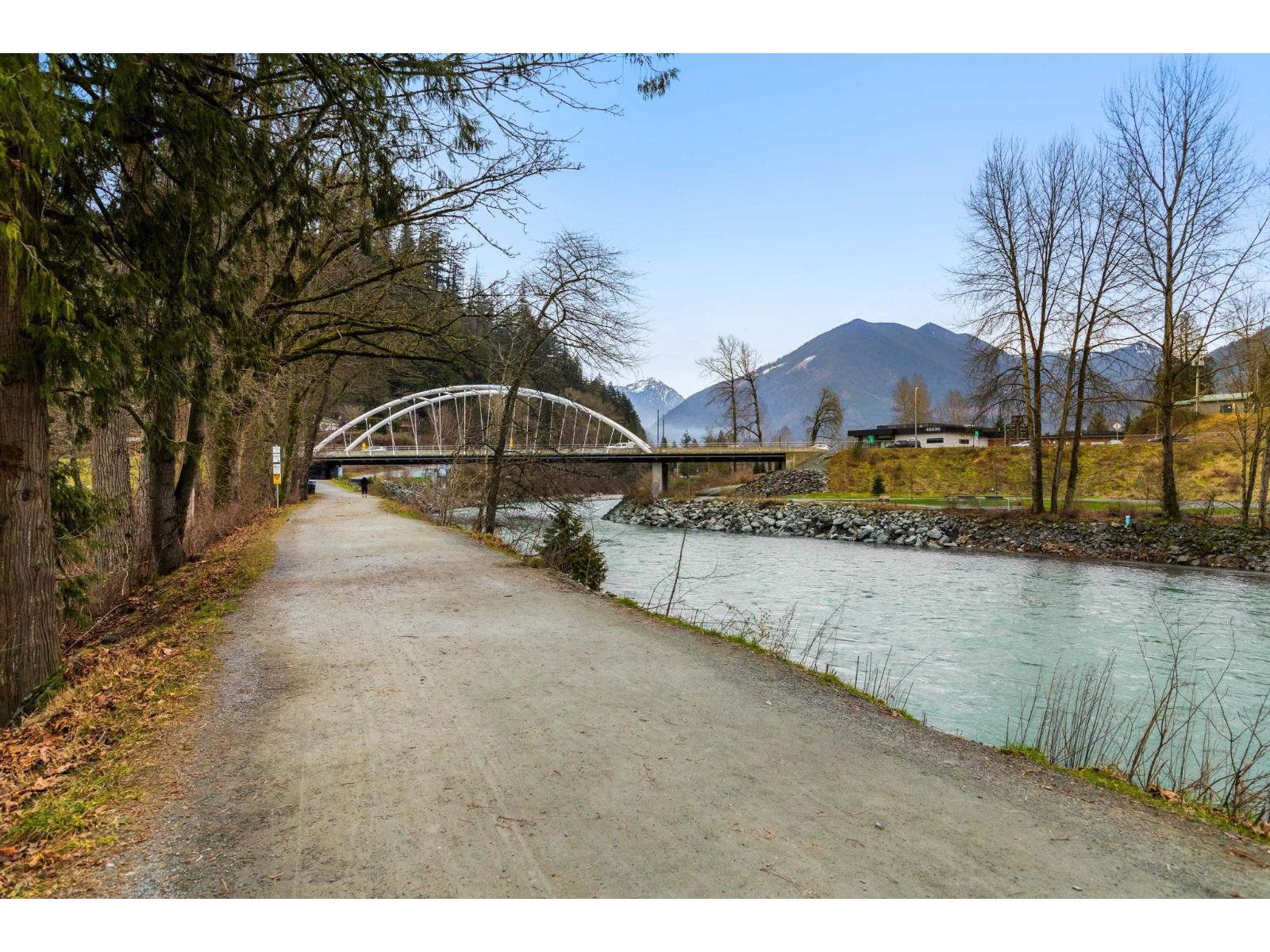 401 45511 CAMPUS DRIVE, Garrison Crossing, Chilliwack