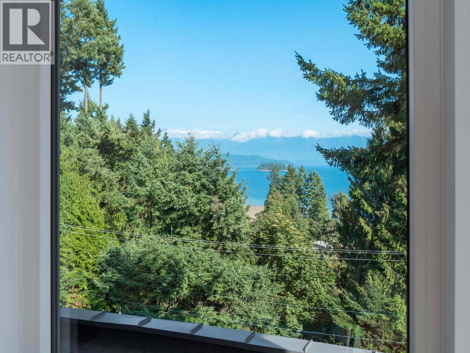 House in Gibsons - Image 19