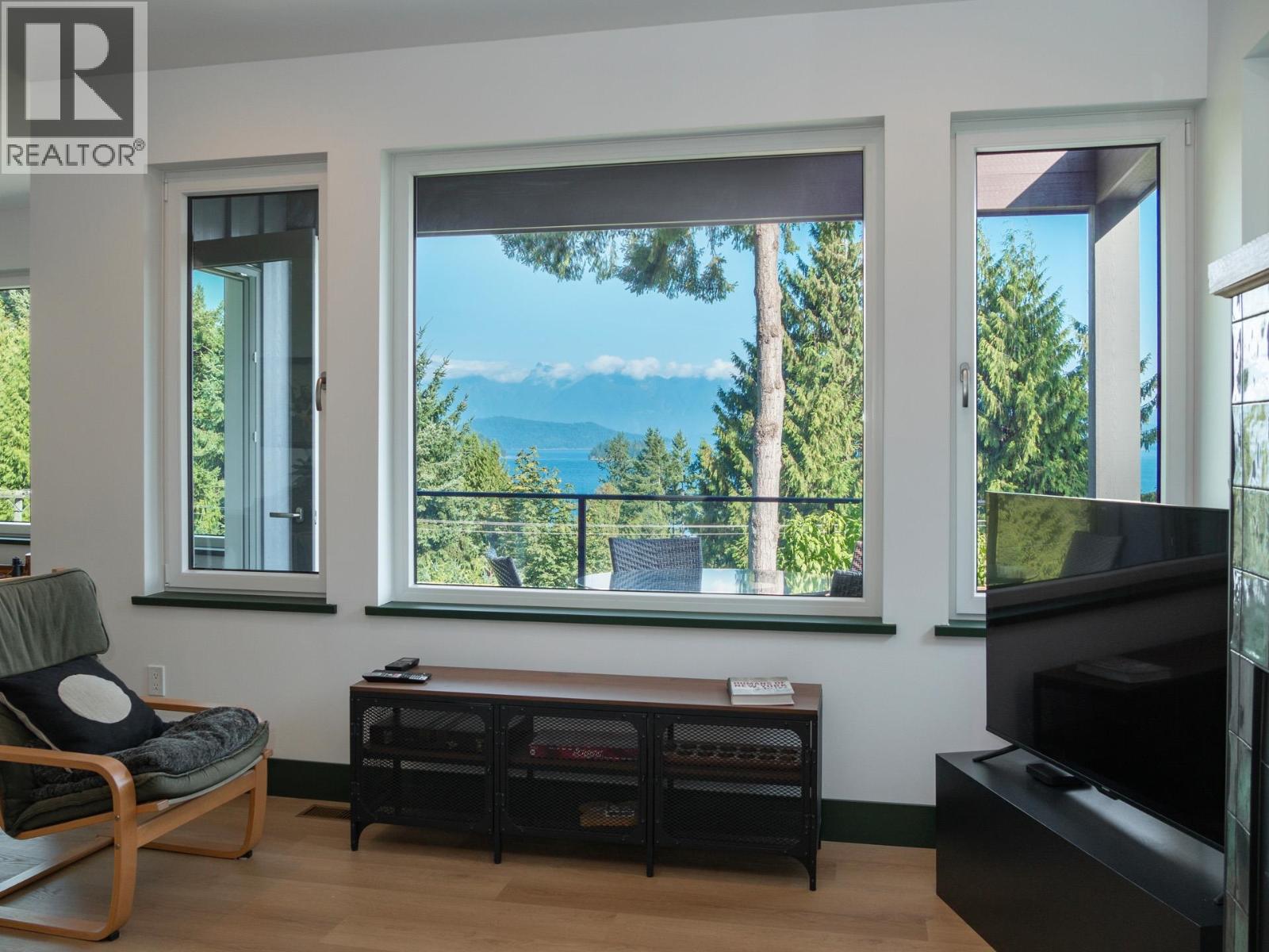 House in Gibsons - Image 11