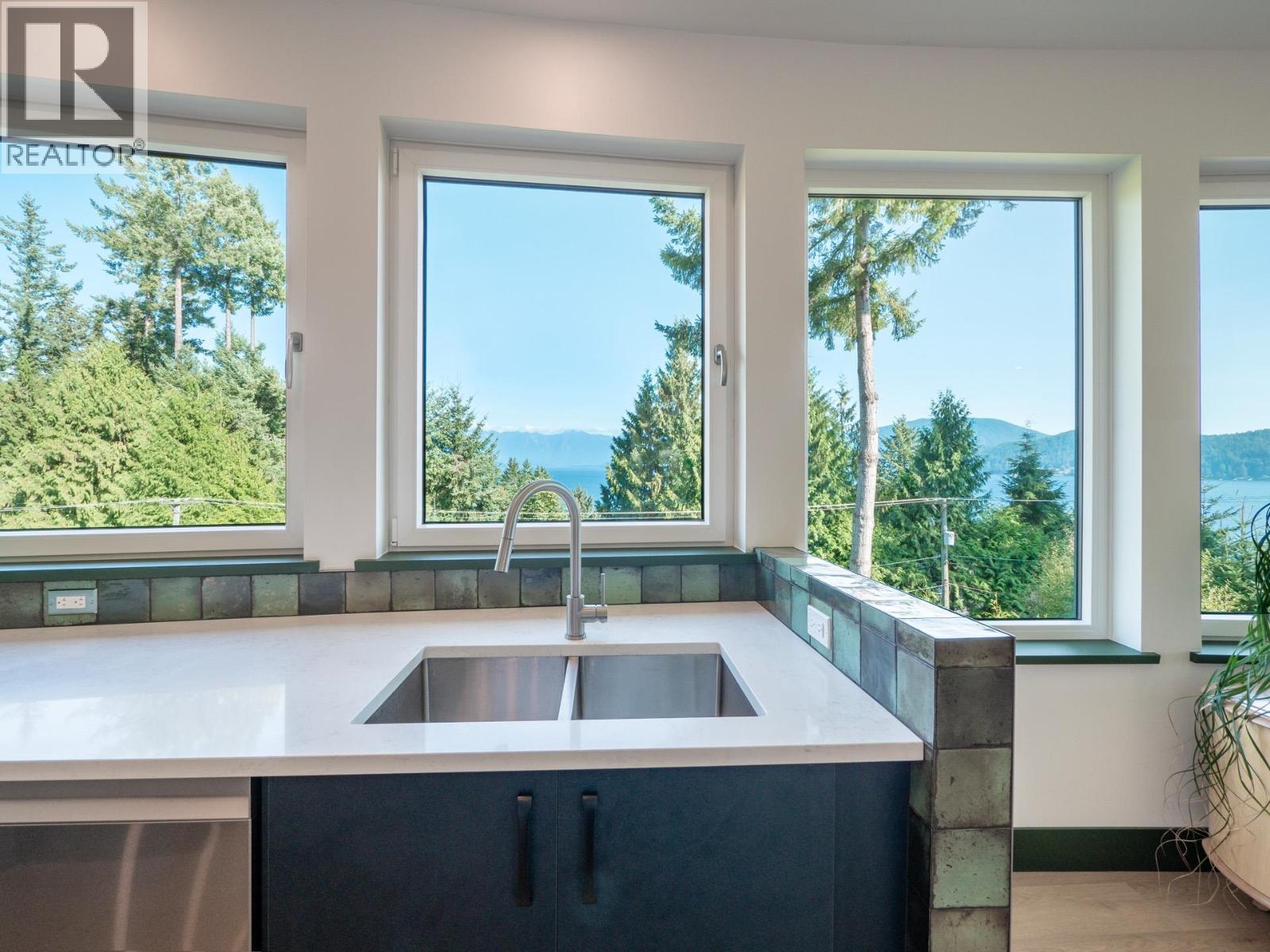 House in Gibsons - Image 6