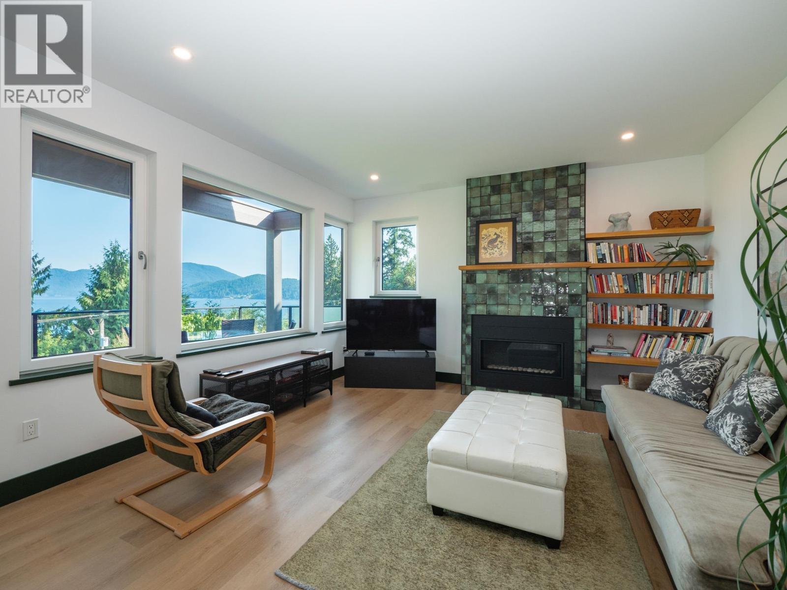 House in Gibsons - Image 13