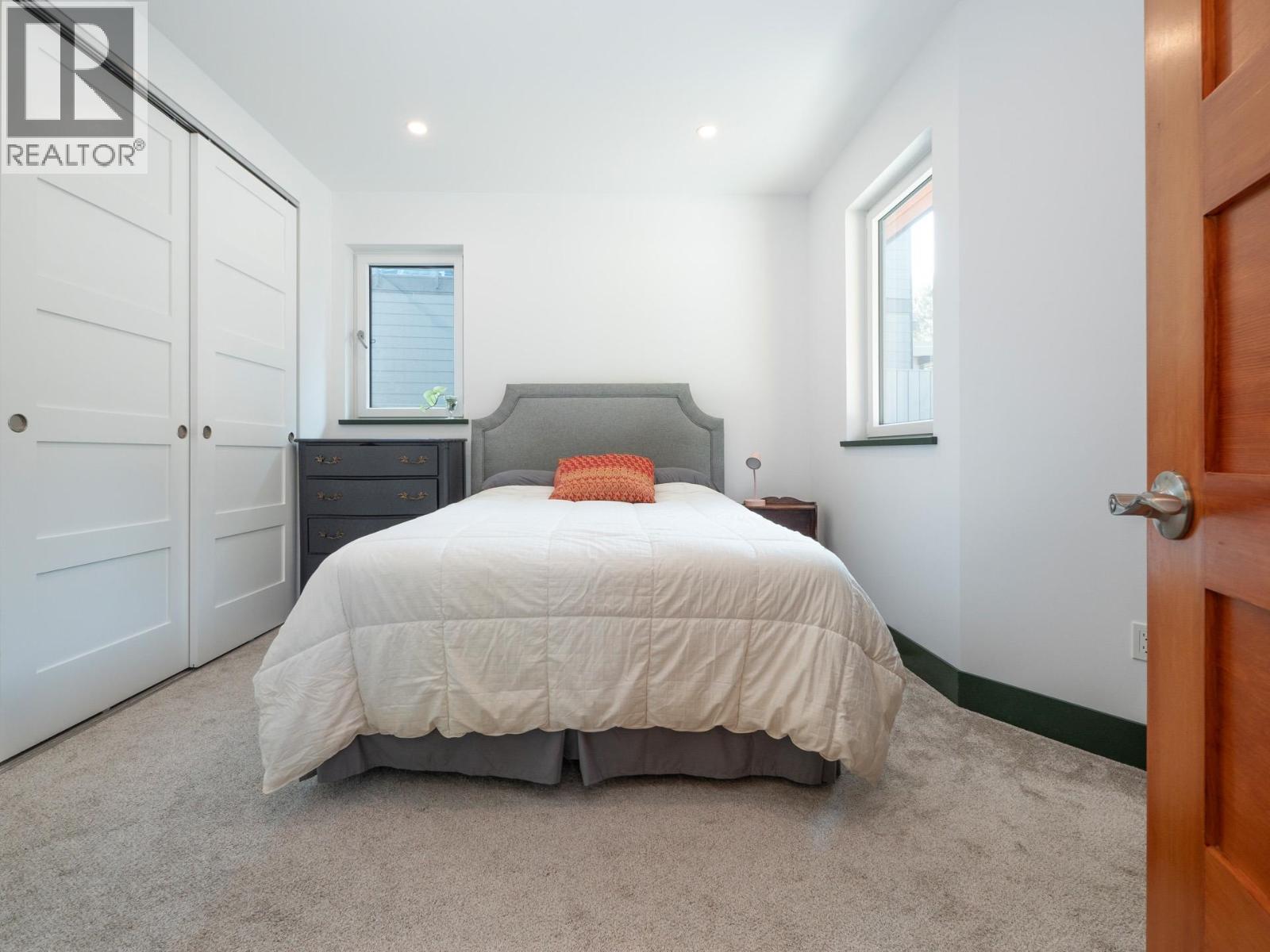 House in Gibsons - Image 22