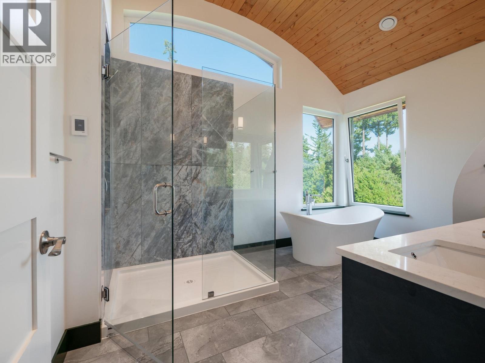 House in Gibsons - Image 15