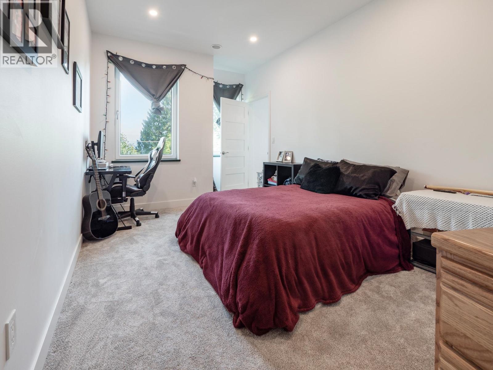 House in Gibsons - Image 26