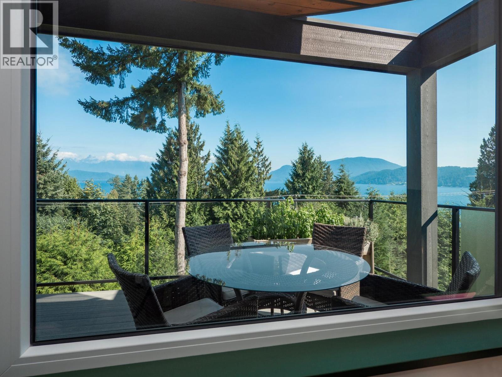 House in Gibsons - Image 12