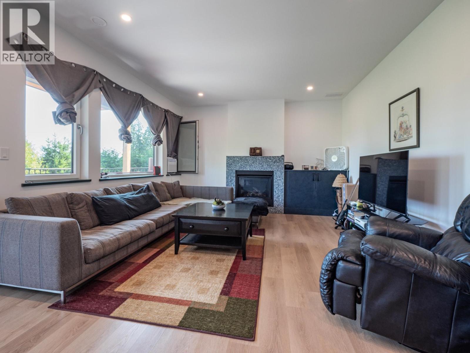 House in Gibsons - Image 25