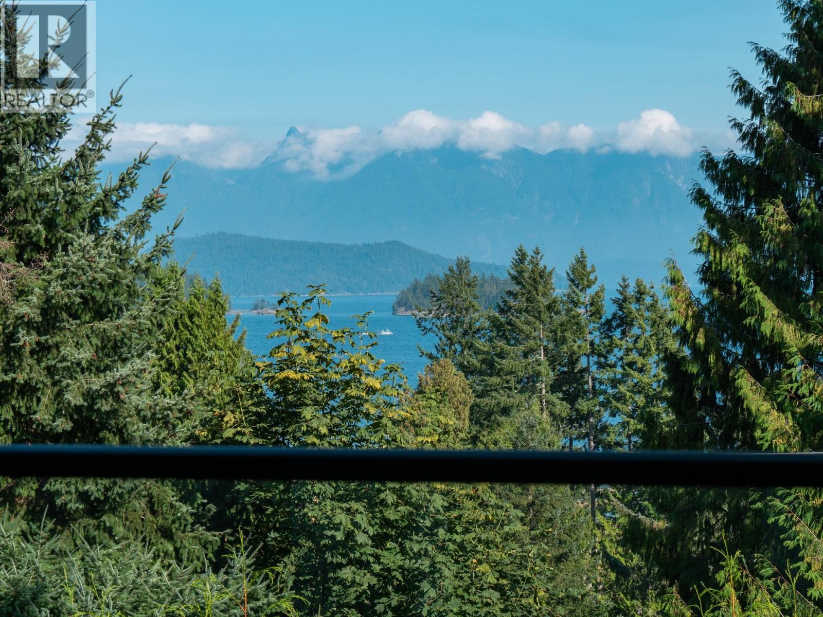House in Gibsons - Image 32