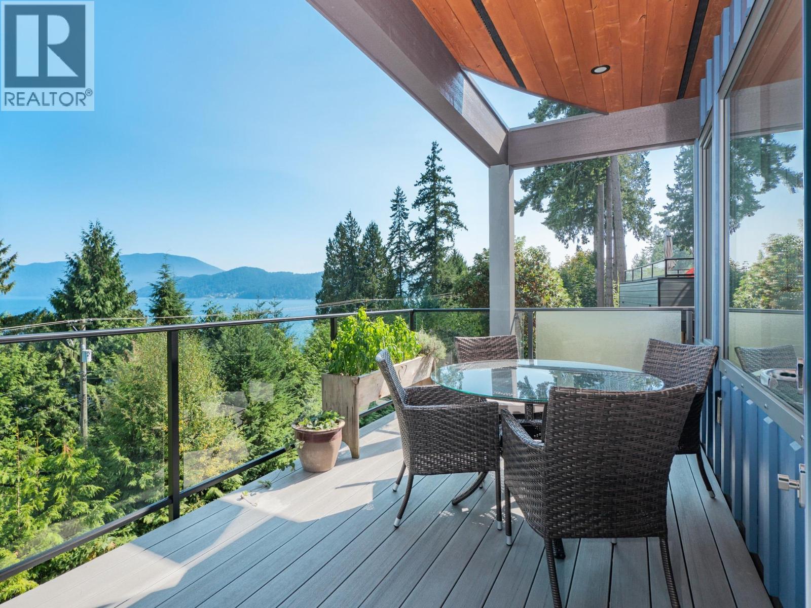House in Gibsons - Image 3