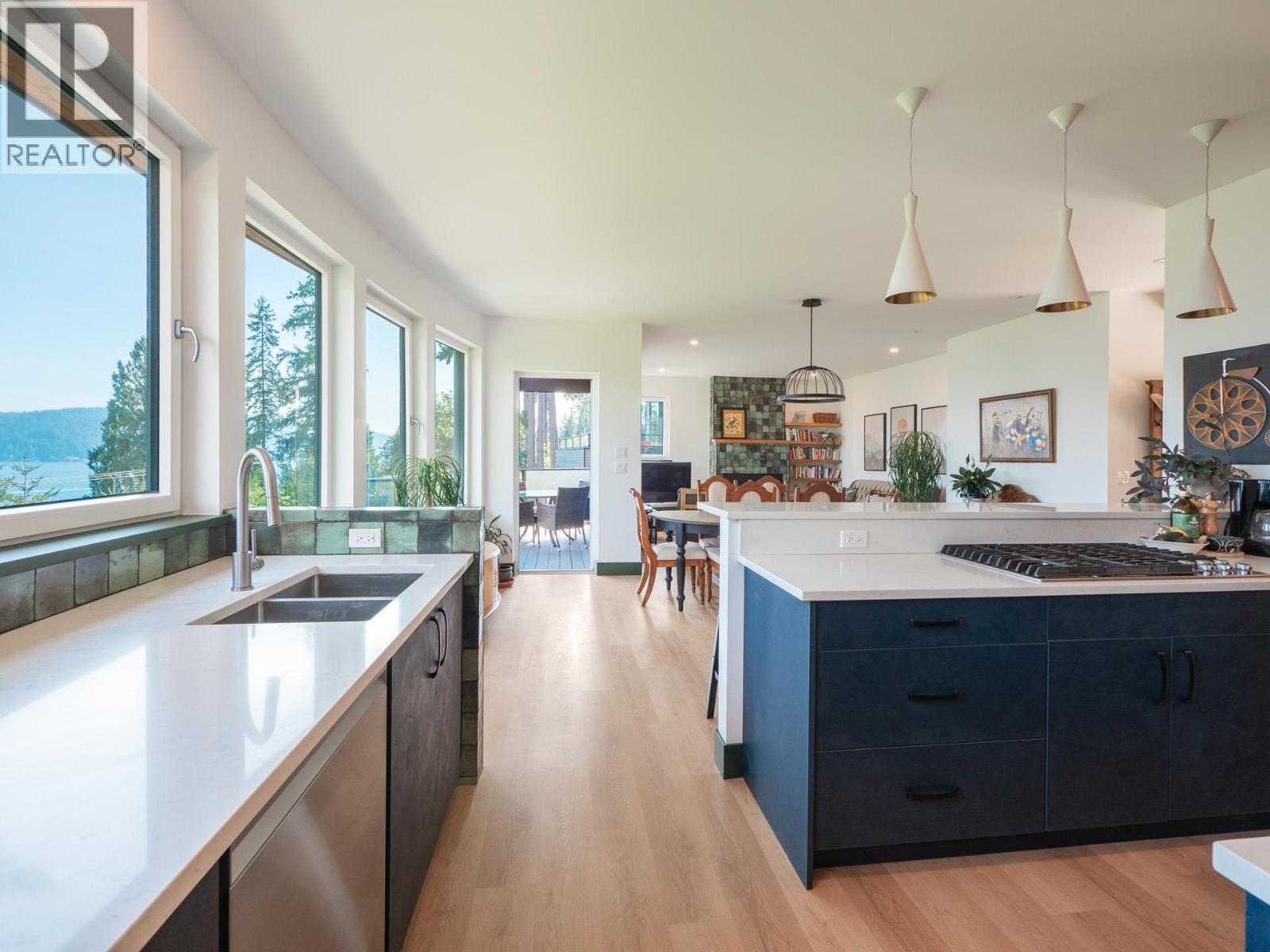 House in Gibsons - Image 7