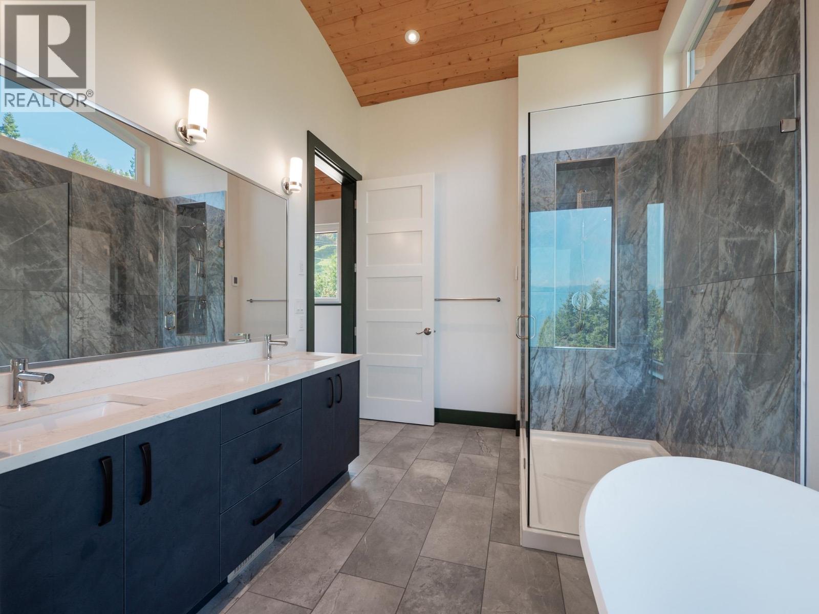 House in Gibsons - Image 14