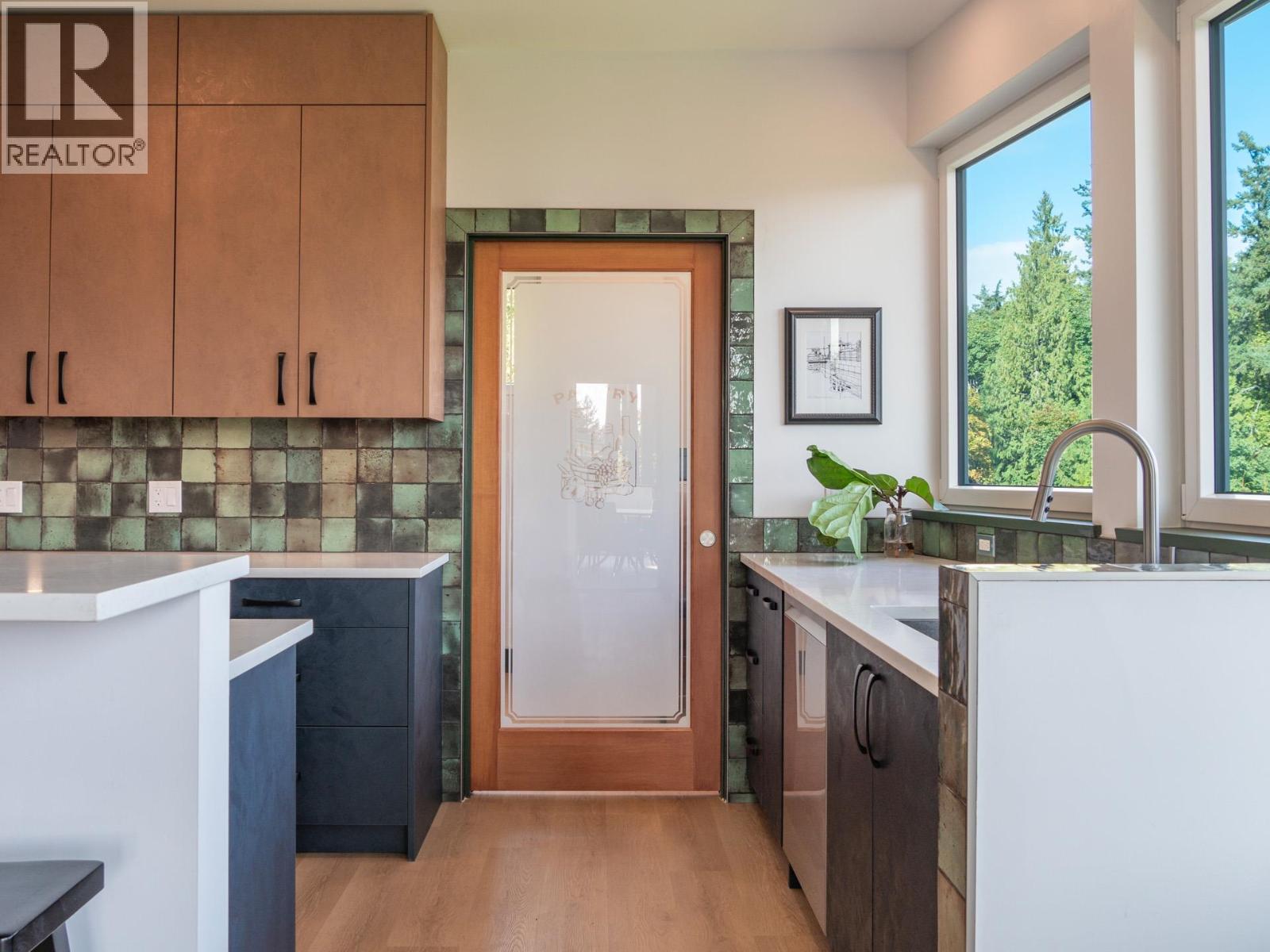 House in Gibsons - Image 29