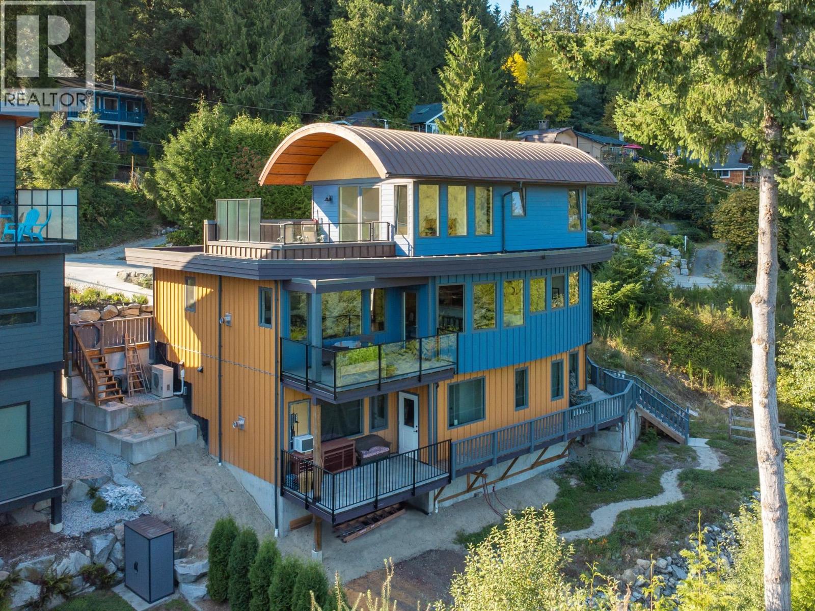 House in Gibsons - Image 37