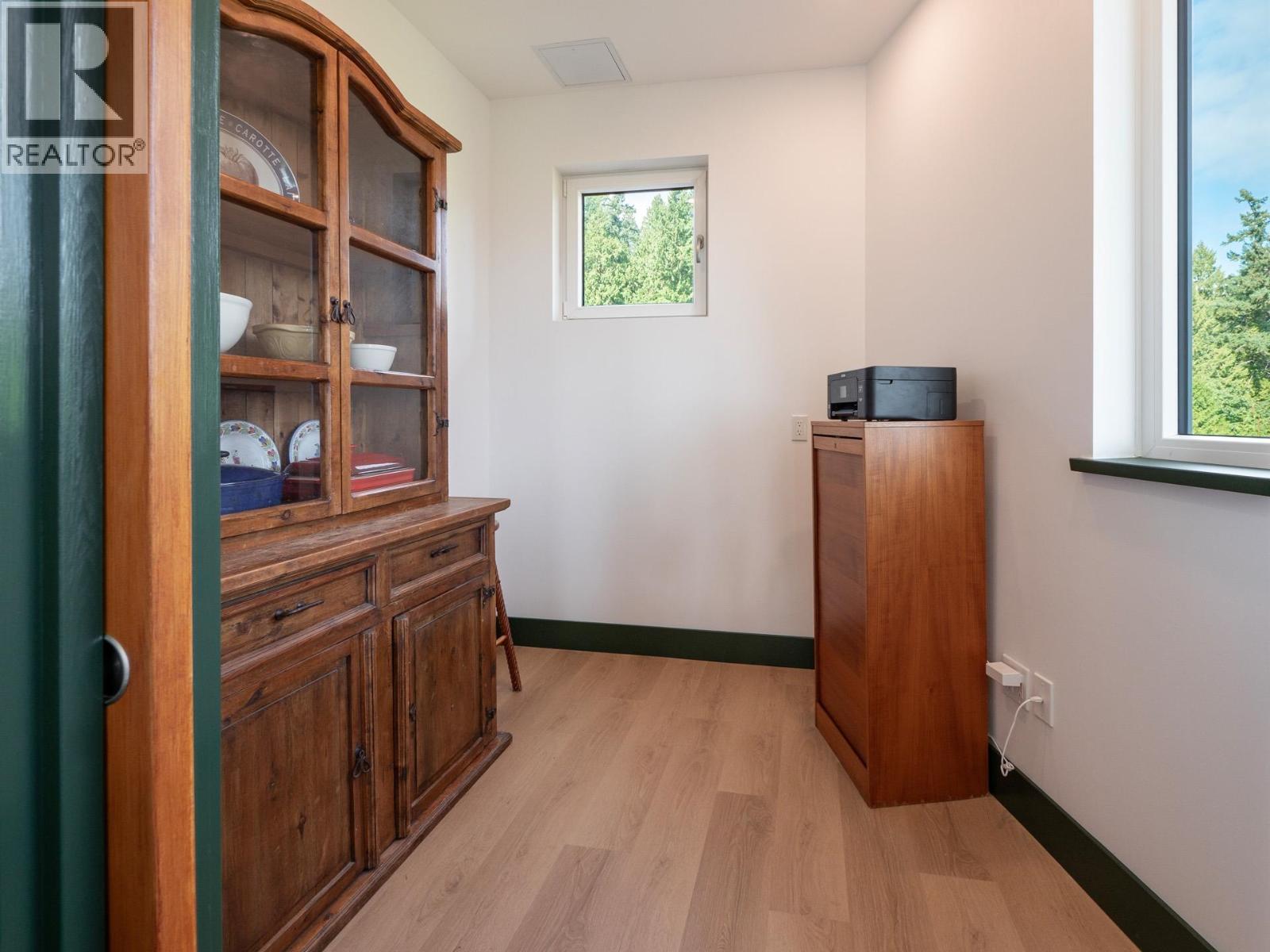 House in Gibsons - Image 30