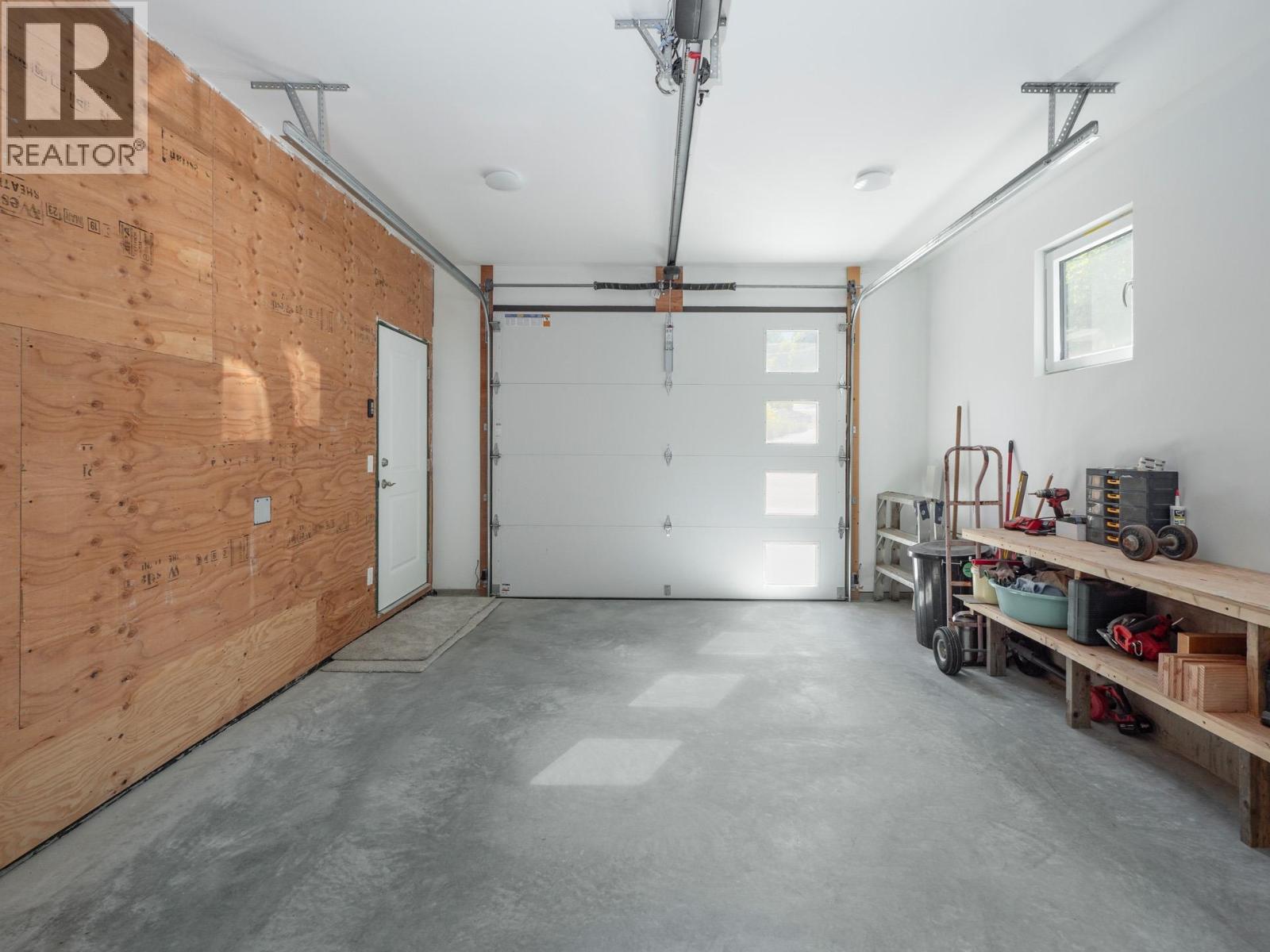 House in Gibsons - Image 31