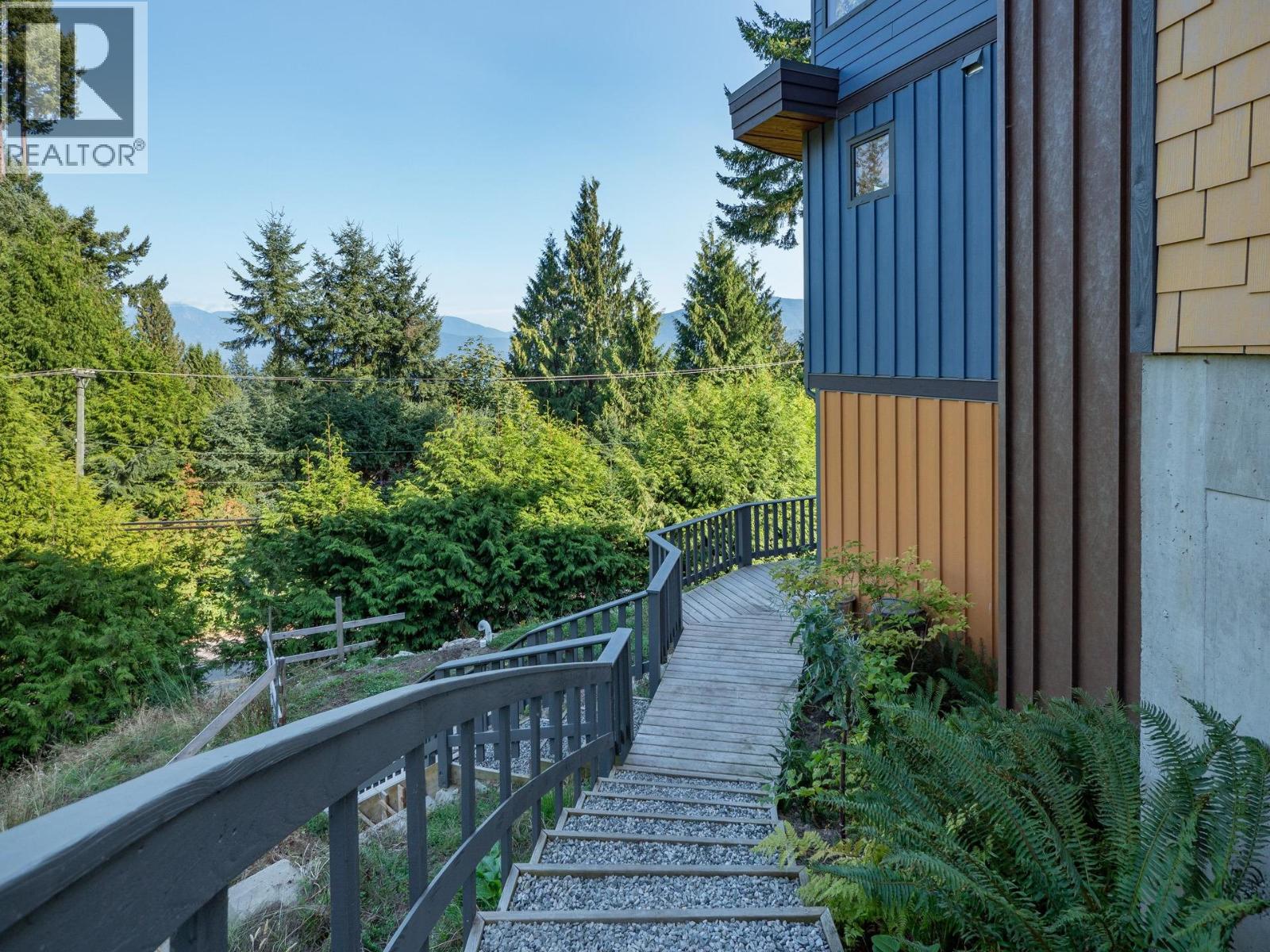 House in Gibsons - Image 35