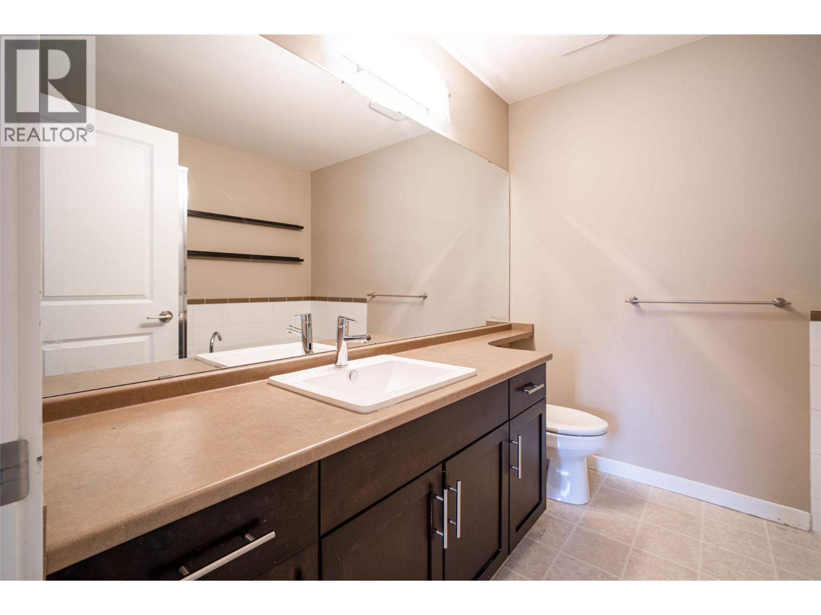 211 1350 Ridgeway Drive, Kelowna