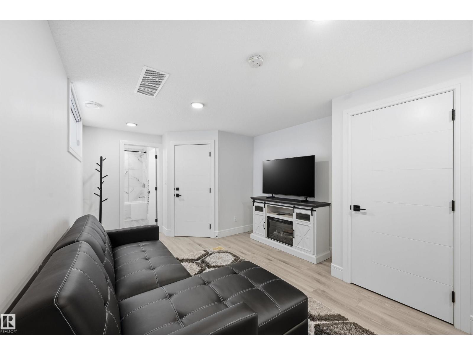10909 151 ST NW - 44