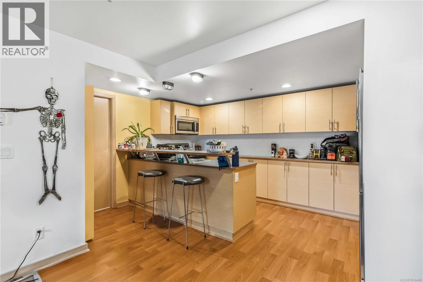 #304 787 TYEE RD - Image 3