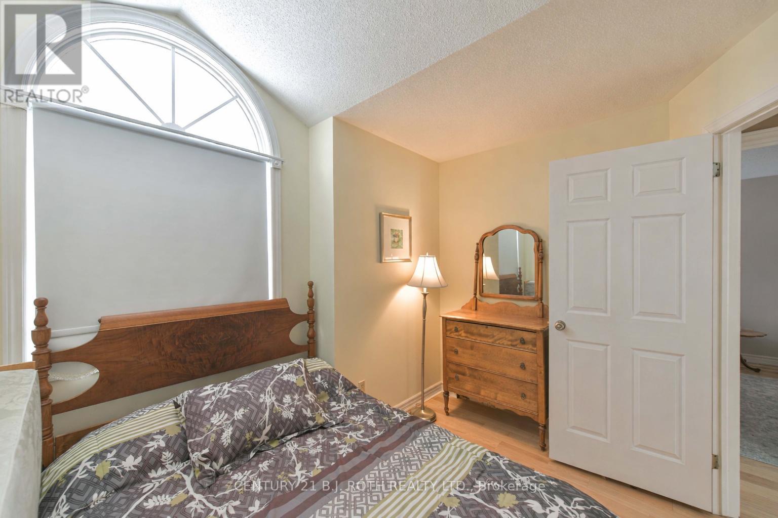 698 BROADVIEW AVENUE - 28
