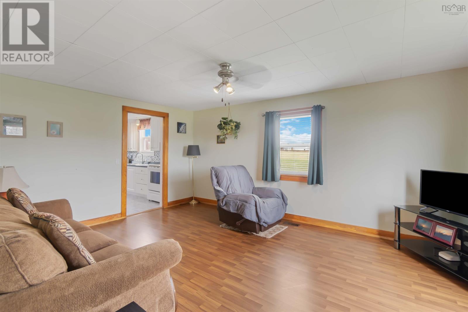 Property 22 of 40 of 6228 Highway 101