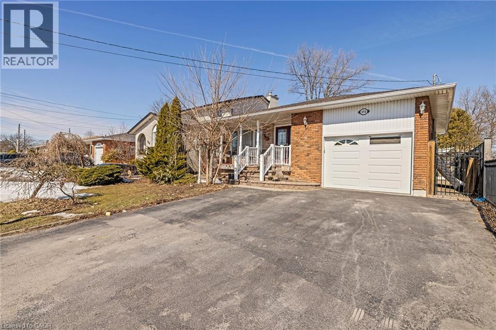 490 QUEEN VICTORIA DRIVE - 1