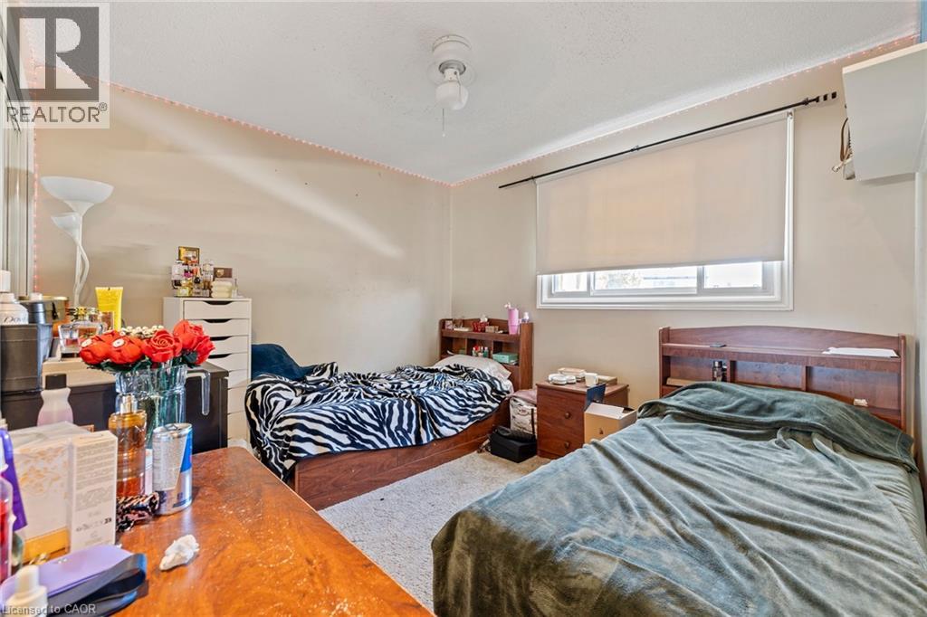 490 QUEEN VICTORIA DRIVE - 11