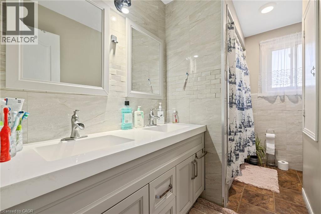 490 QUEEN VICTORIA DRIVE - 16