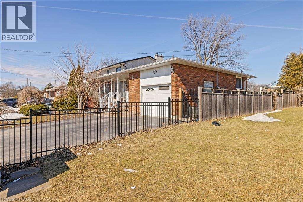 490 QUEEN VICTORIA DRIVE - 2
