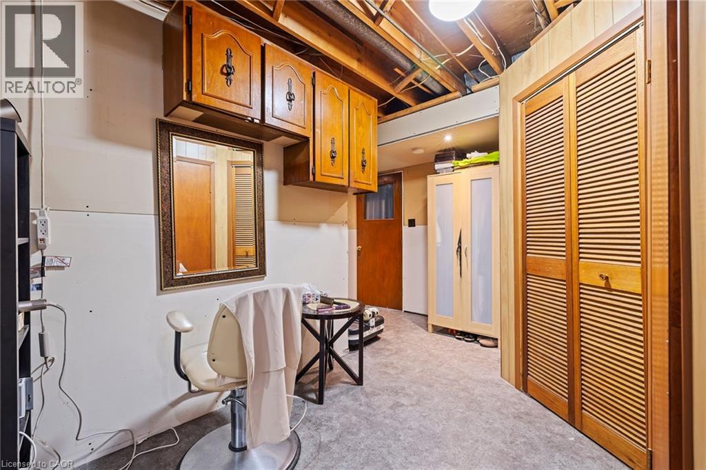 490 QUEEN VICTORIA DRIVE - 21