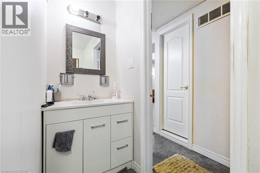 490 QUEEN VICTORIA DRIVE - 24