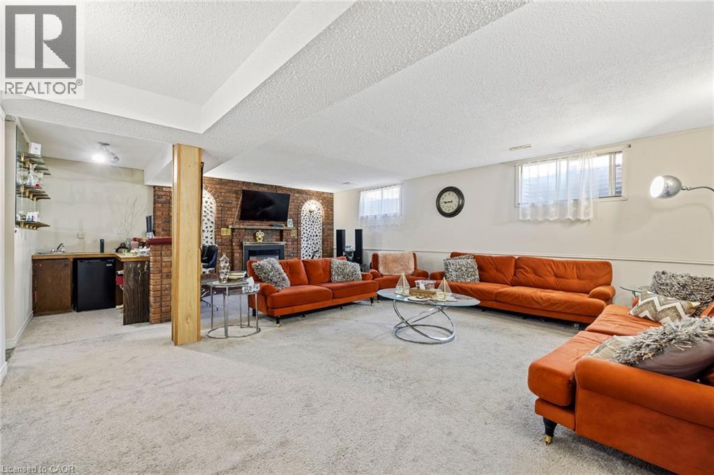 490 QUEEN VICTORIA DRIVE - 32
