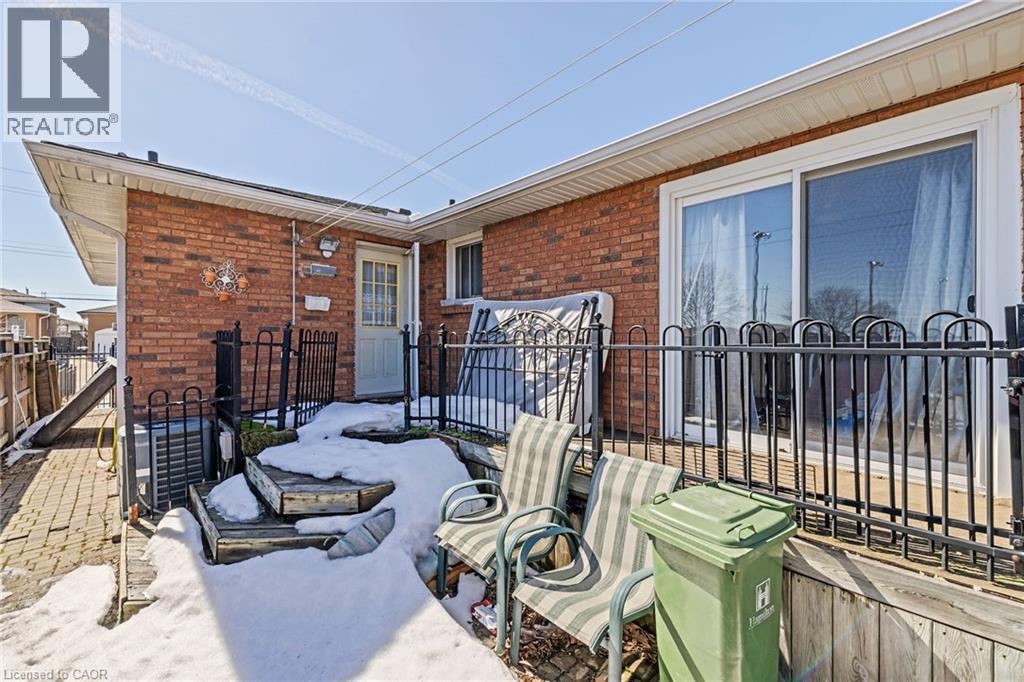 490 QUEEN VICTORIA DRIVE - 33