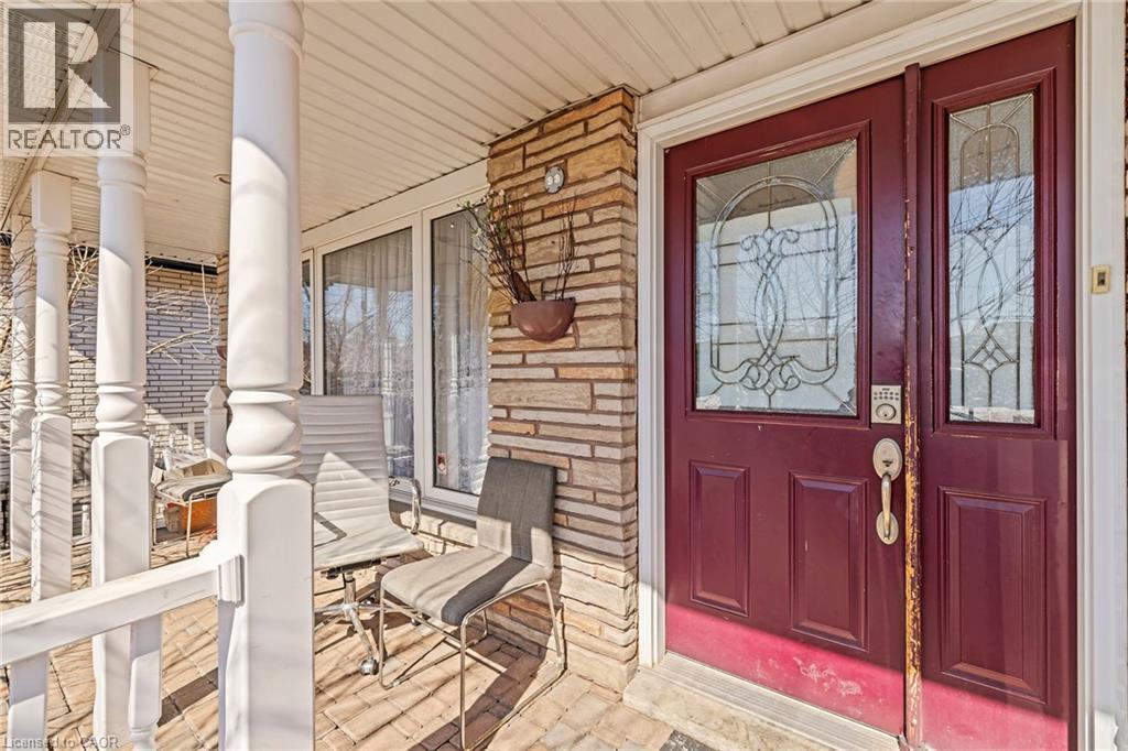 490 QUEEN VICTORIA DRIVE - 4