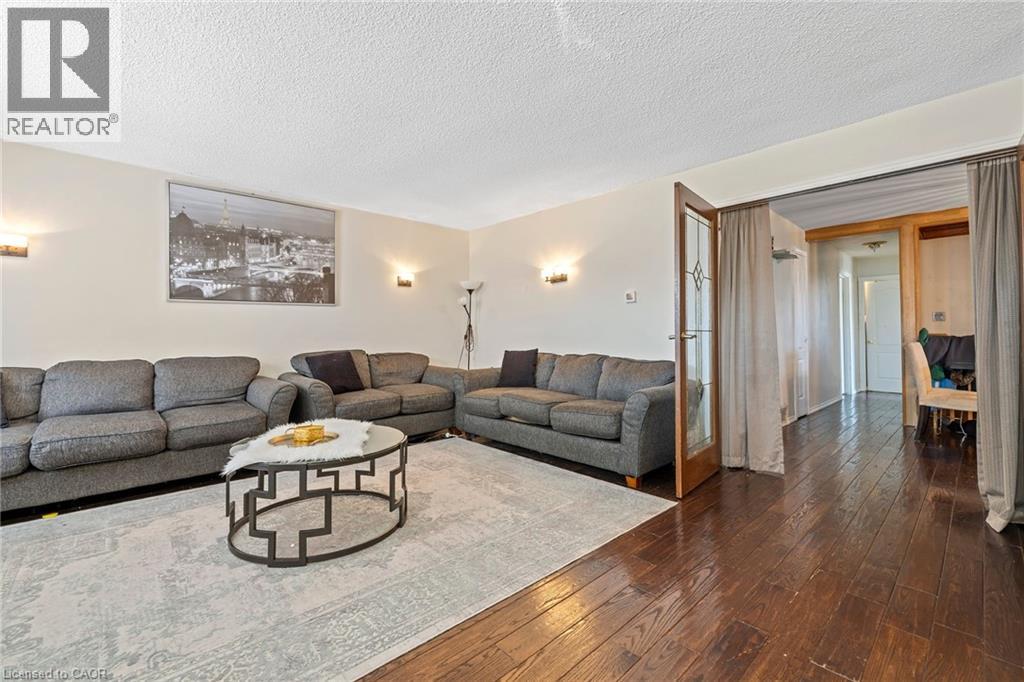 490 QUEEN VICTORIA DRIVE - 5
