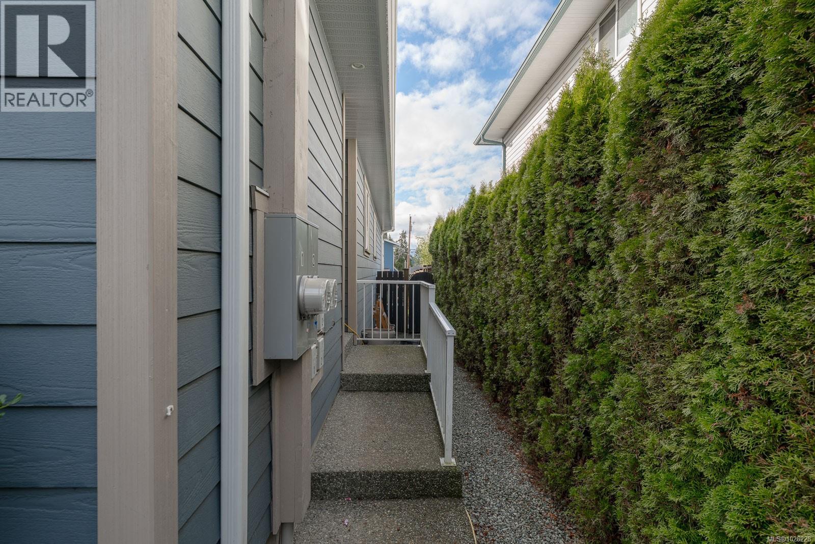 #2 3908 MARPOLE ST - 4