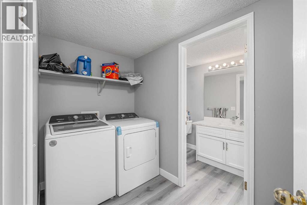 Single Family House 4 Level for Sale in  Coral Sands Place NE Coral Springs Calgary 