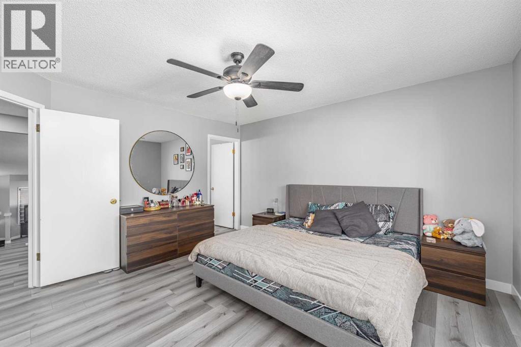 Single Family House 4 Level for Sale in  Coral Sands Place NE Coral Springs Calgary 