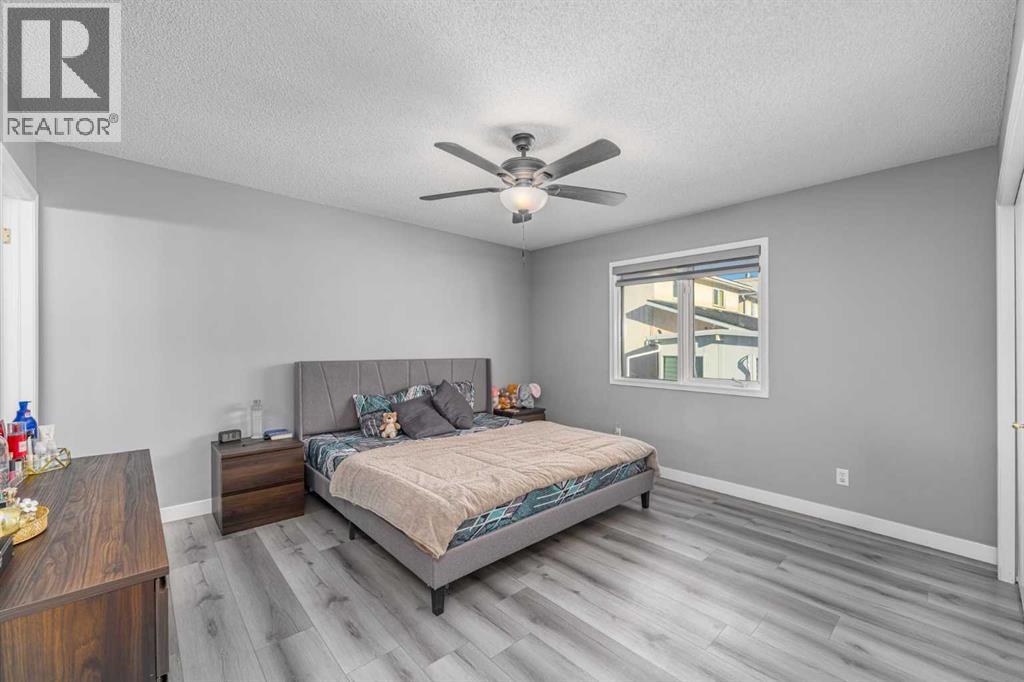 Single Family House 4 Level for Sale in  Coral Sands Place NE Coral Springs Calgary 