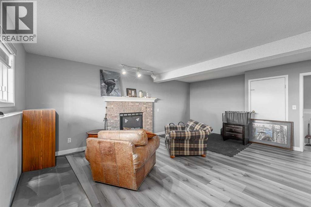 Single Family House 4 Level for Sale in  Coral Sands Place NE Coral Springs Calgary 